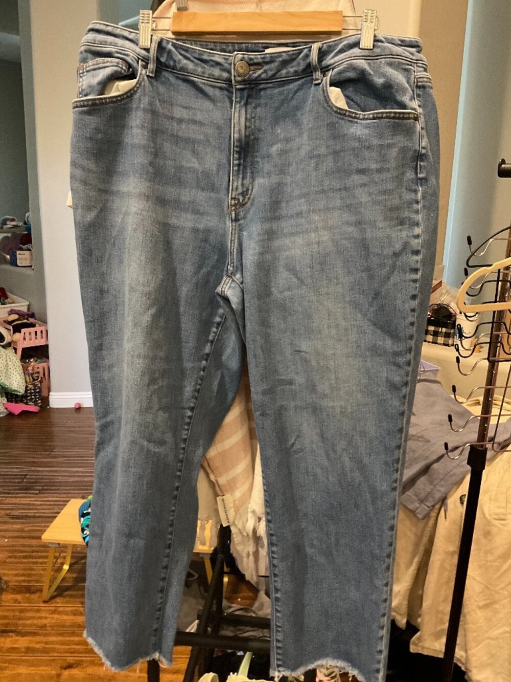 LOFT Outlet Straight Leg Crop Jeans | Light Wash | Raw Hem | Size 16 | Like New